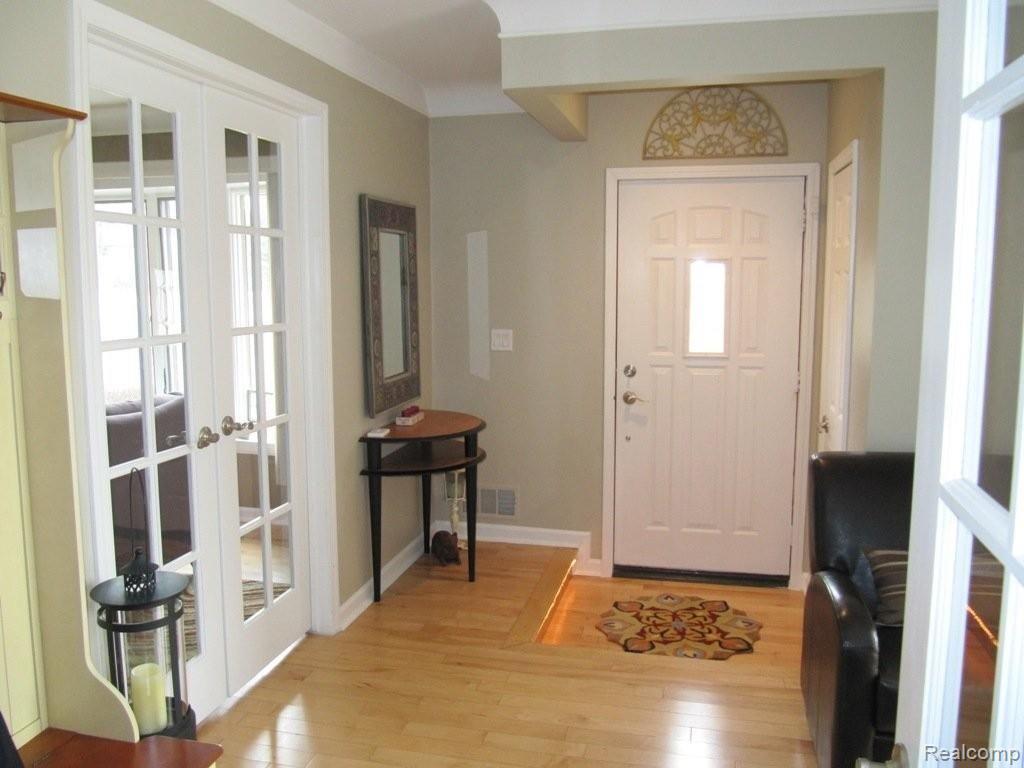 469 Willow Tree Lane Rochester, MI 48306 - Photo 3 of 25 Front Hallway