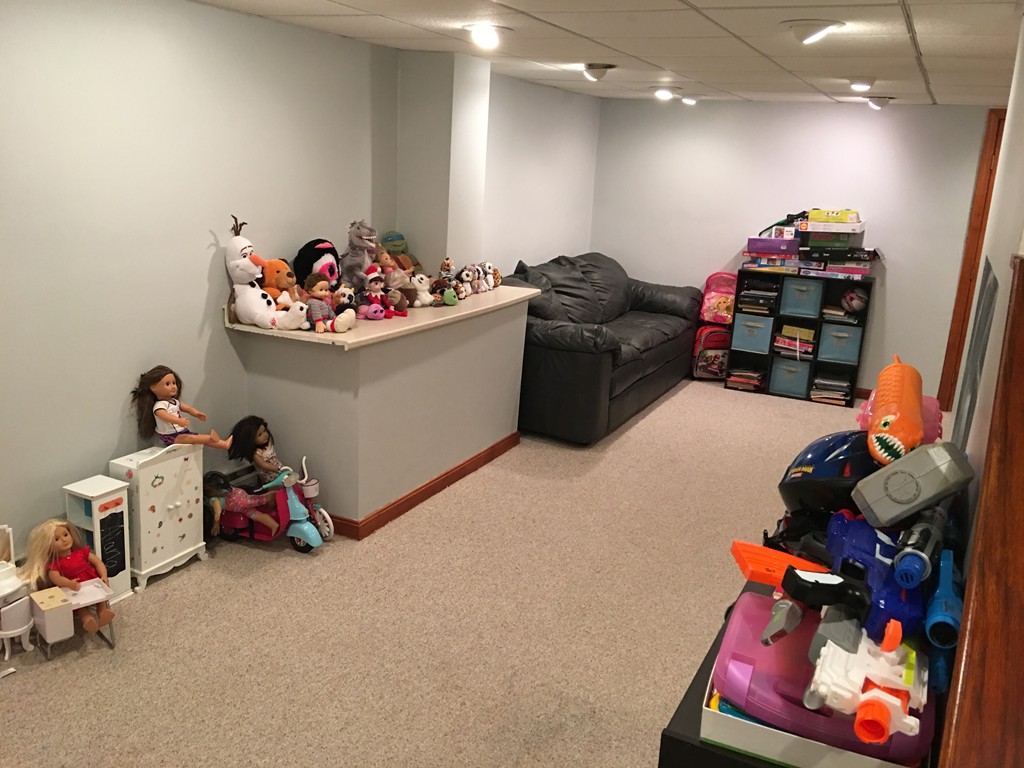 197 Acropolis Road Lowell, MA 01854 - Photo 8 of 29 a room with furniture and toys