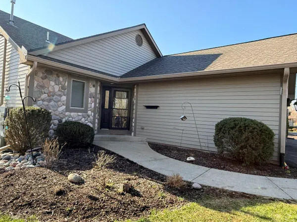 $599,900 | 426 Oak Tree Court, Hartland, WI 53029