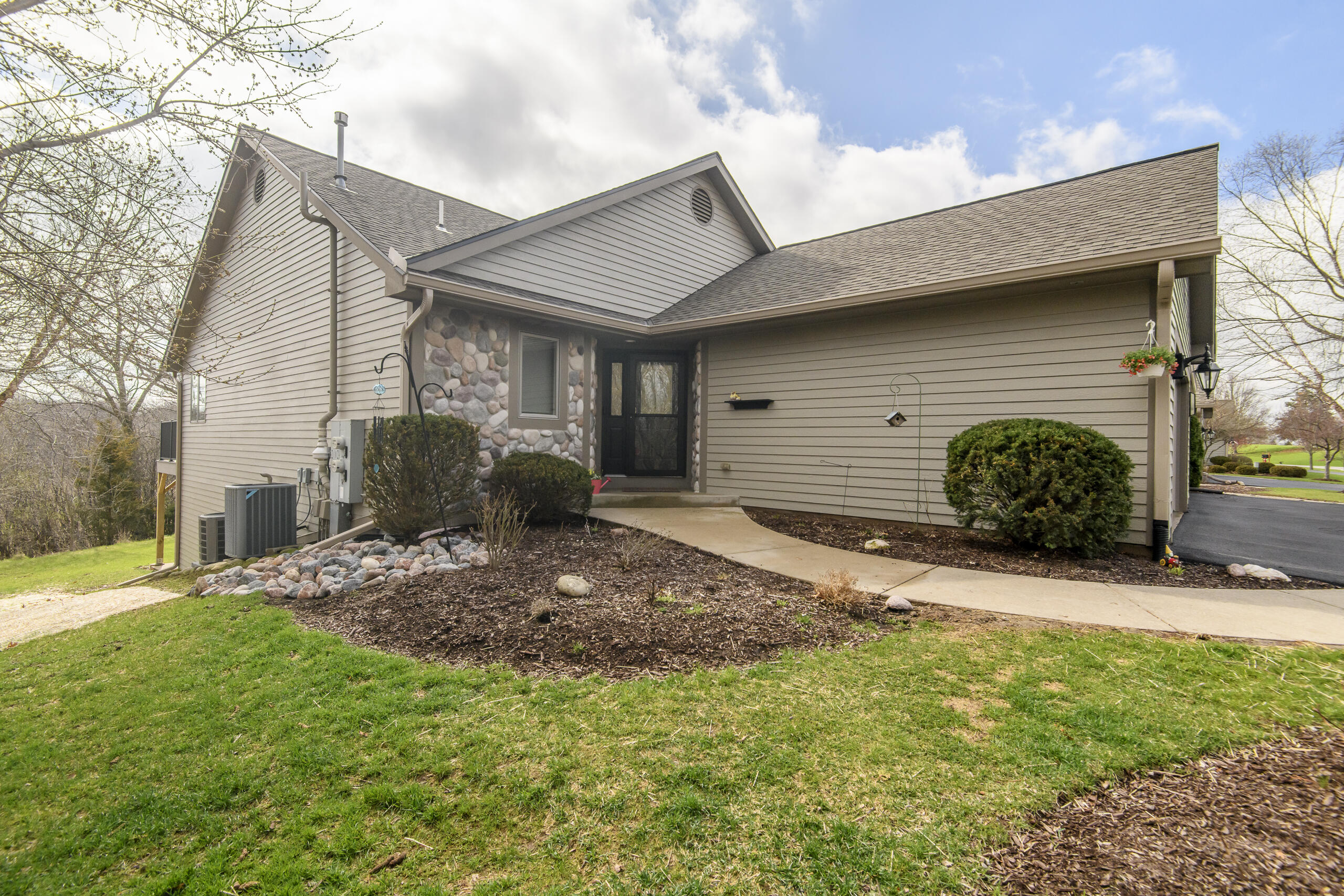 426 Oak Tree Court Hartland, WI 53029 - Photo 6 of 60 426 Oak Tree-1
