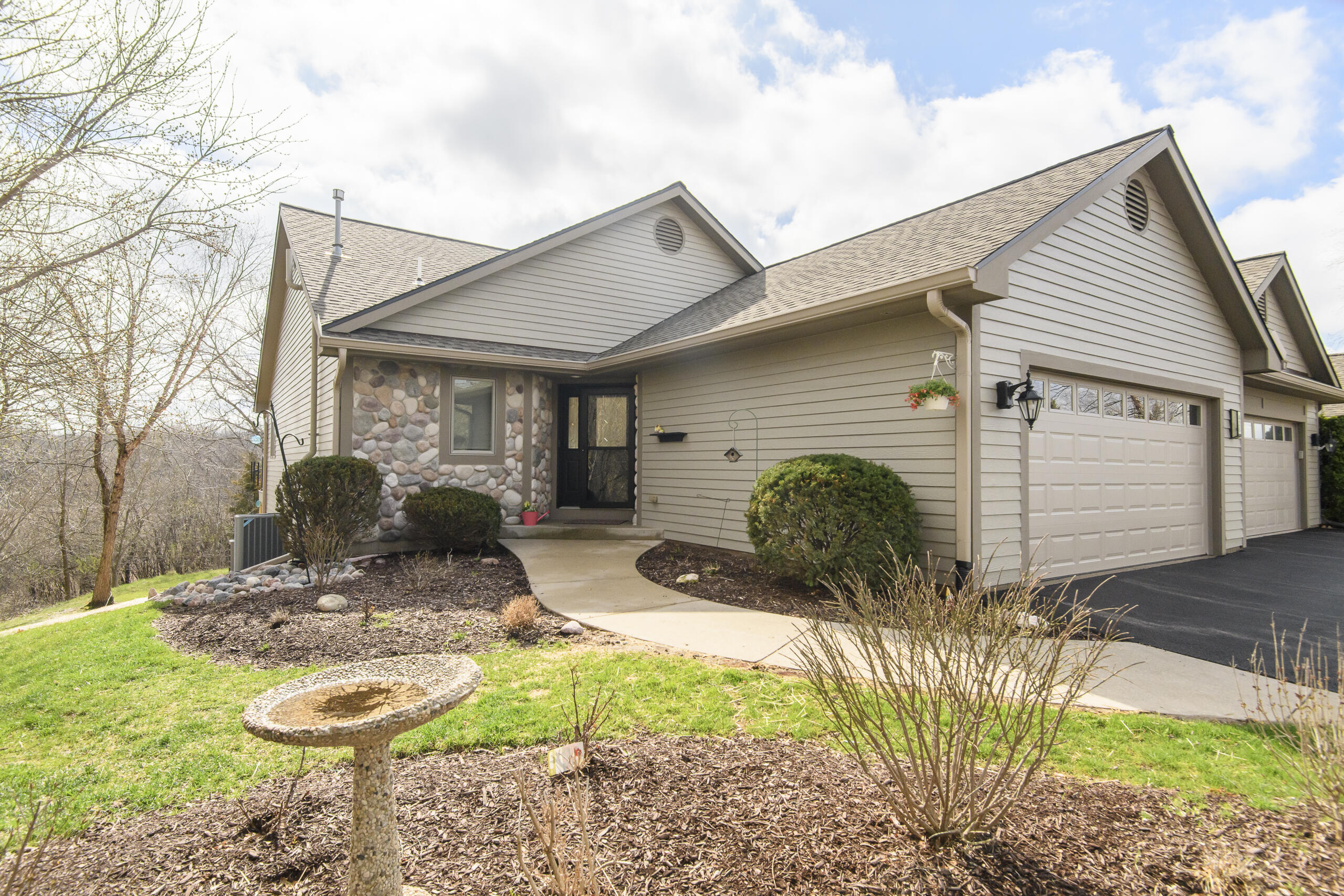 426 Oak Tree Court Hartland, WI 53029 - Photo 7 of 60 426 Oak Tree-2