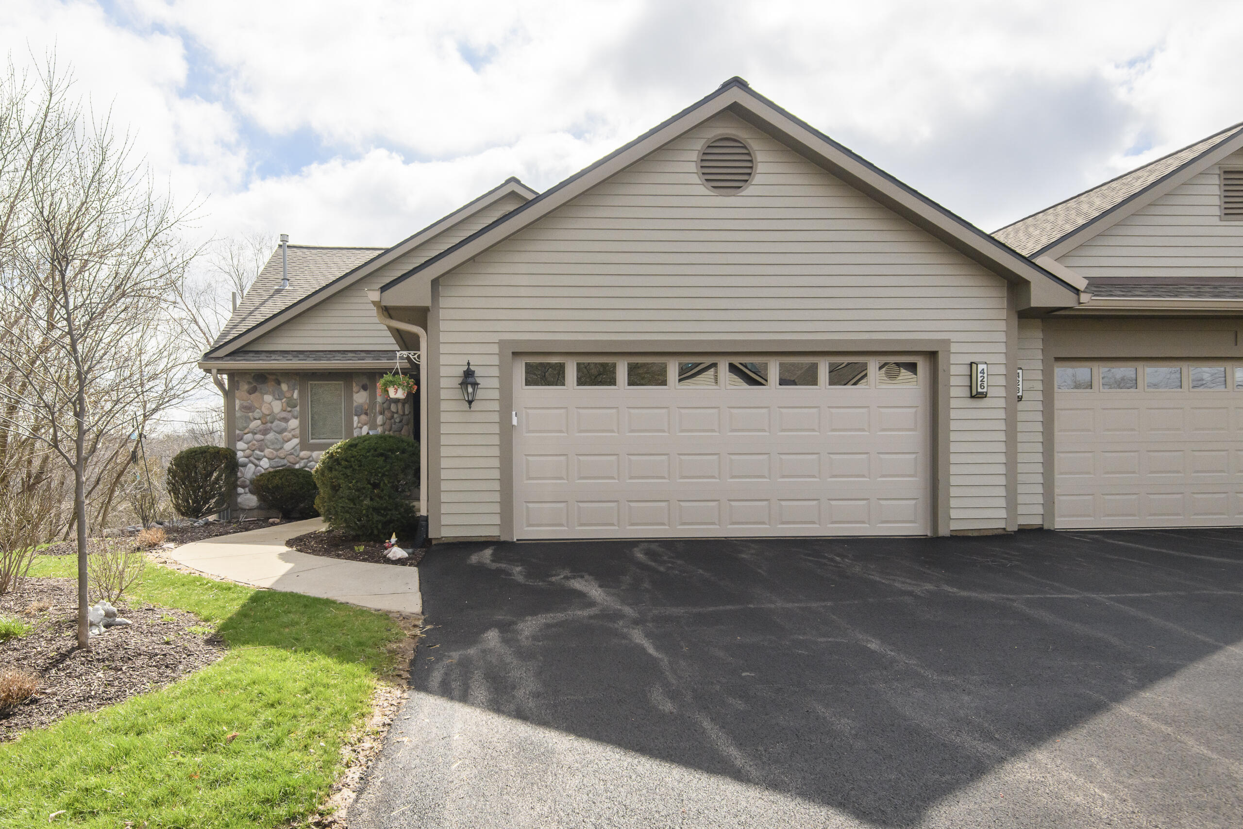 426 Oak Tree Court Hartland, WI 53029 - Photo 8 of 60 426 Oak Tree-3