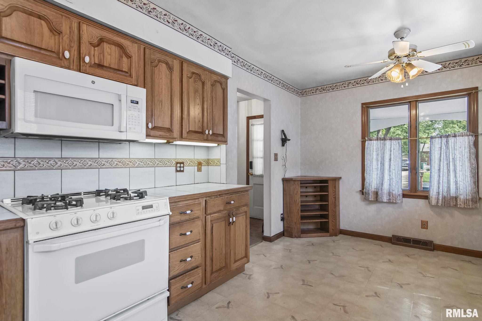 2525 Selkirk Road Springfield, IL 62702 - Photo 11 of 34