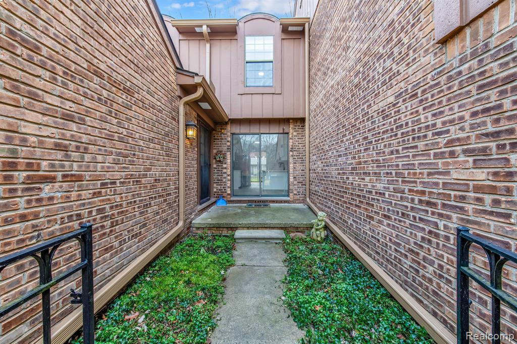 1868 Christy Court Rochester Hills, MI 48309 - Photo 2 of 26