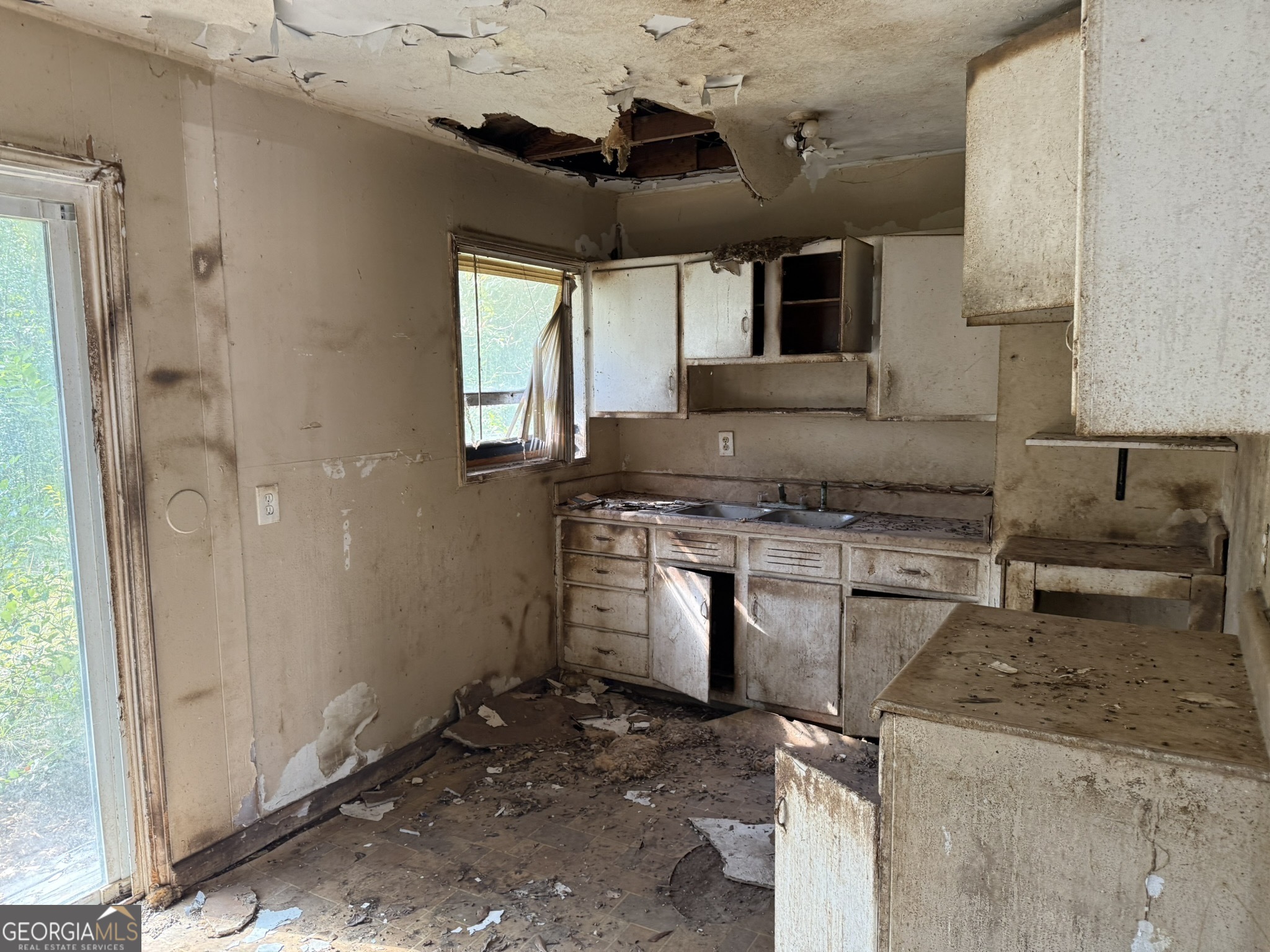 2468 Brevard Drive Macon, GA 31206 - Photo 15 of 27 a kitchen with a stove and a refrigerator
