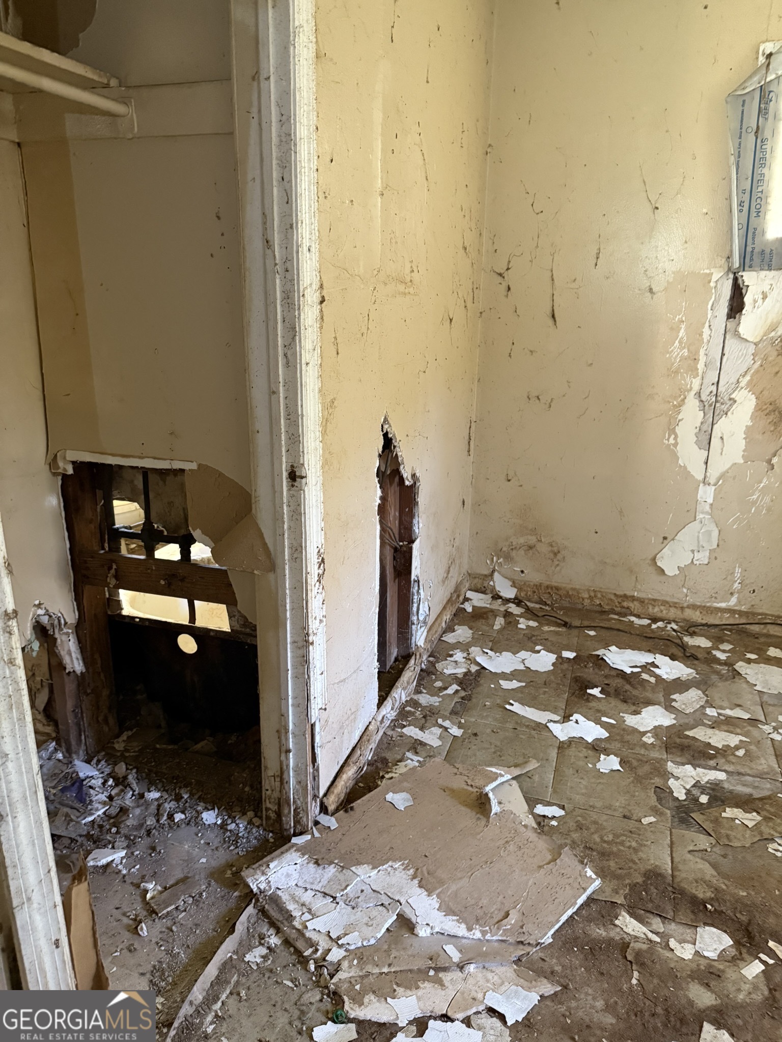 2468 Brevard Drive Macon, GA 31206 - Photo 22 of 27 a view of a livingroom with wooden floor and a sink