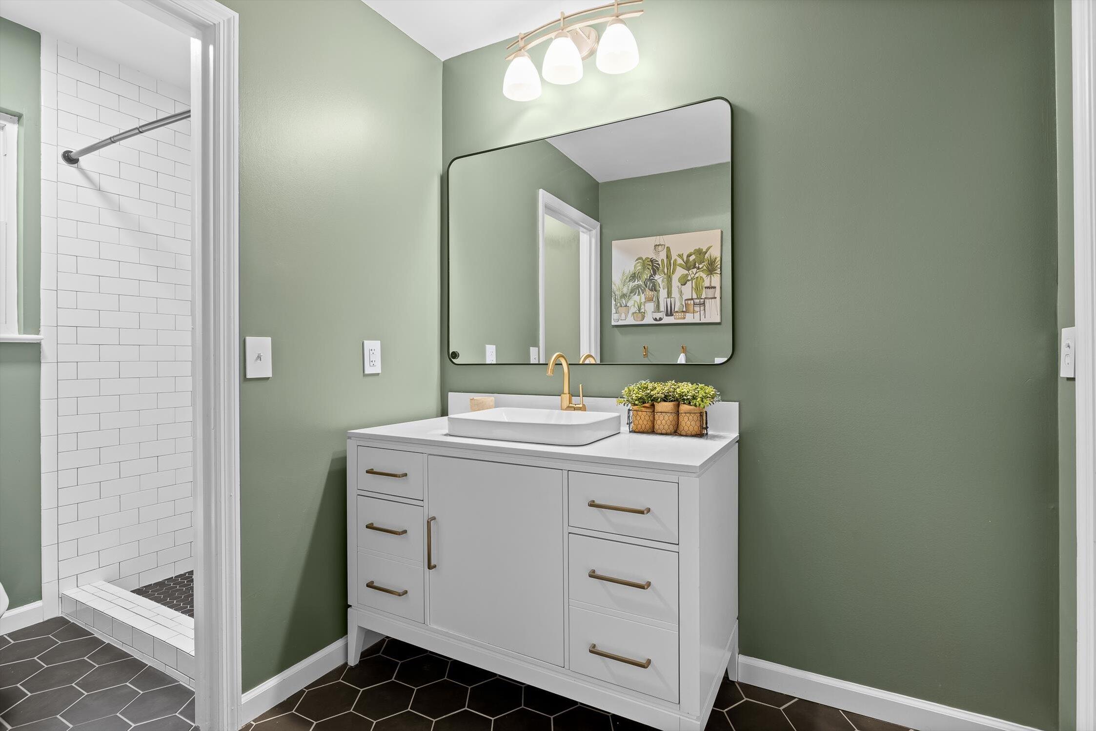 143 Rolling Ridge Drive Chattanooga, TN 37421 - Photo 20 of 33 Primary Bathroom