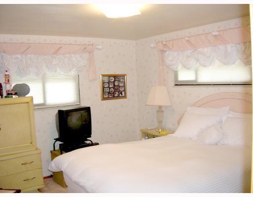 124 Sheldon Avenue Green Tree, PA 15220 - Photo 5 of 8 Master Bedroom. Master Bedroom with pale pink carpeting, floral wallpaper, miniblinds.