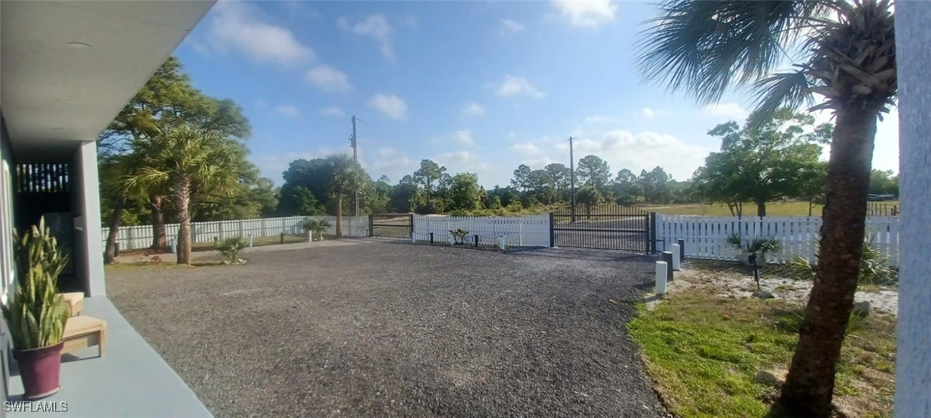 810 South Cabbage Palm Street Clewiston, FL 33440 - Photo 20 of 32 a view of backyard with green space