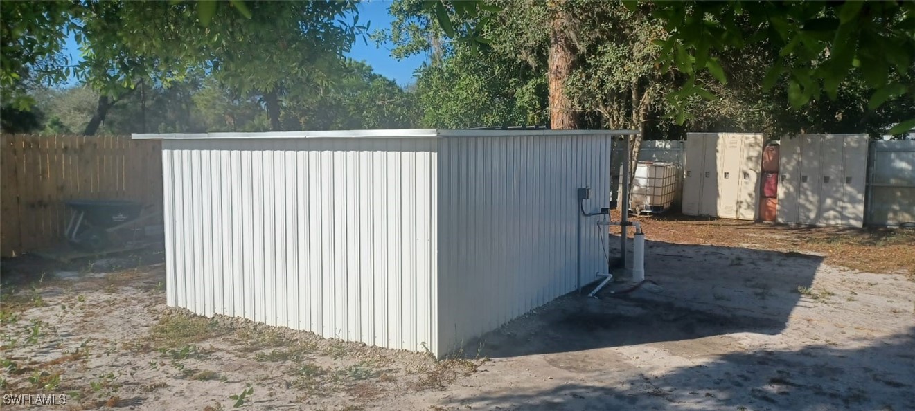 810 South Cabbage Palm Street Clewiston, FL 33440 - Photo 25 of 32 a view of a backyard