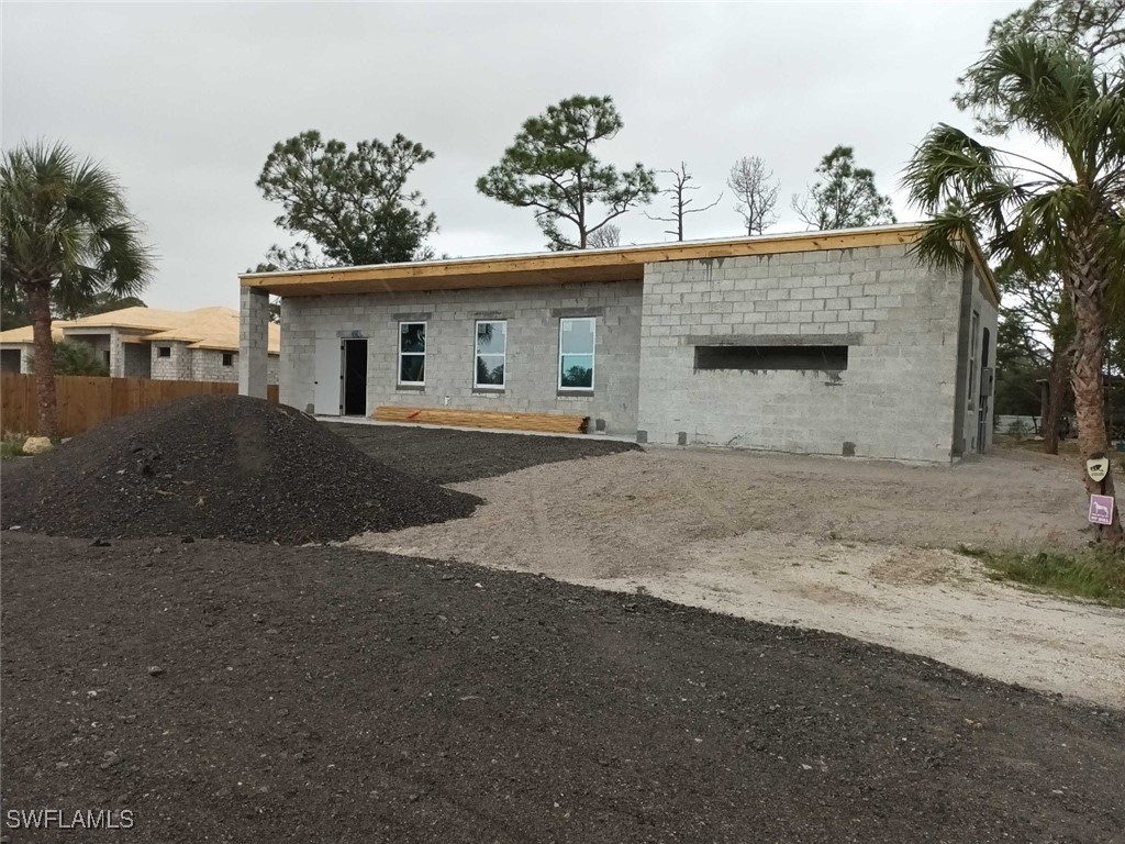 810 South Cabbage Palm Street Clewiston, FL 33440 - Photo 5 of 32 a view of a house with a yard and garage
