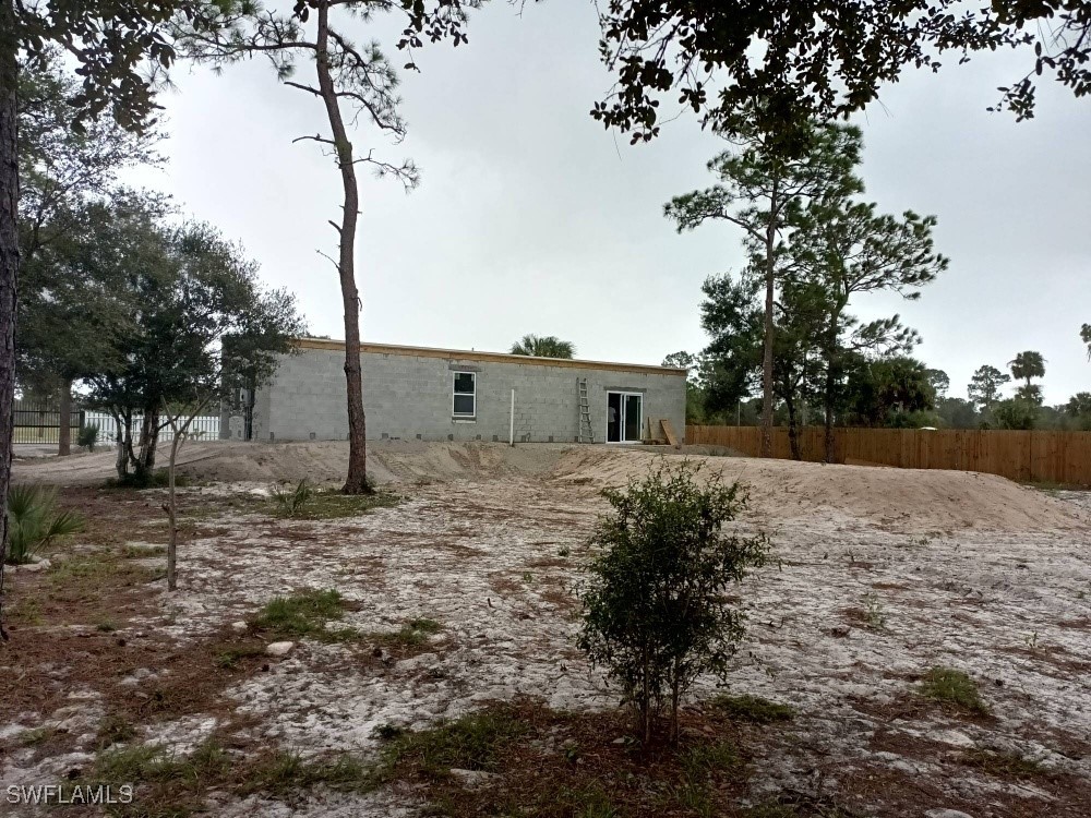810 South Cabbage Palm Street Clewiston, FL 33440 - Photo 6 of 32 a view of a yard with plants and trees