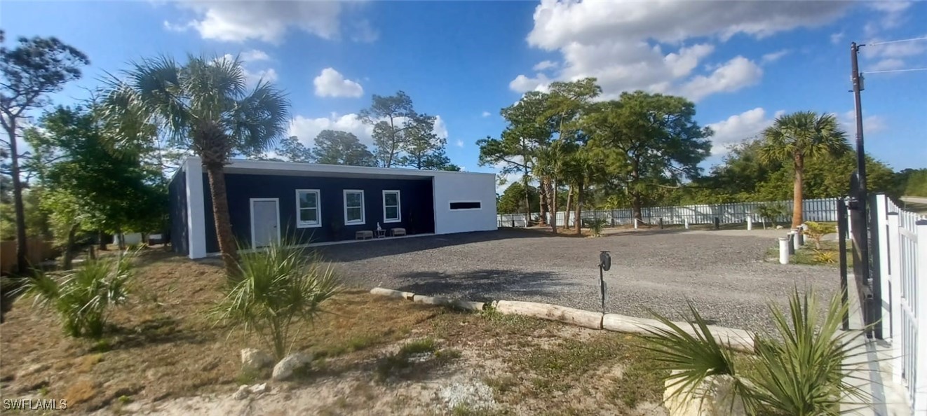 810 South Cabbage Palm Street Clewiston, FL 33440 - Photo 7 of 32 a view of a house with a yard