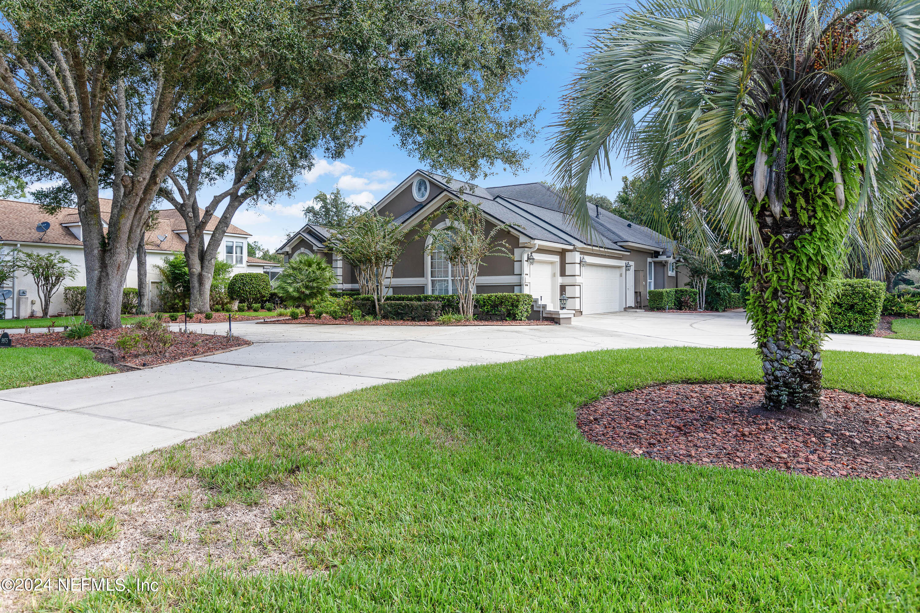 9975 Vineyard Lake Road East Jacksonville, FL 32256 - Photo 2 of 57 a front view of a house with a garden