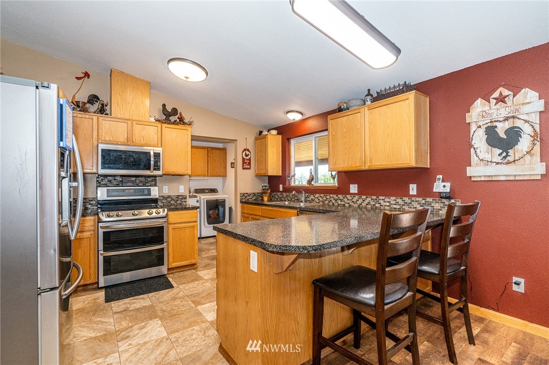 134 Mountain Sun Road Chehalis, WA 98532 - Photo 8 of 40 a kitchen with stainless steel appliances granite countertop a stove a refrigerator and a sink