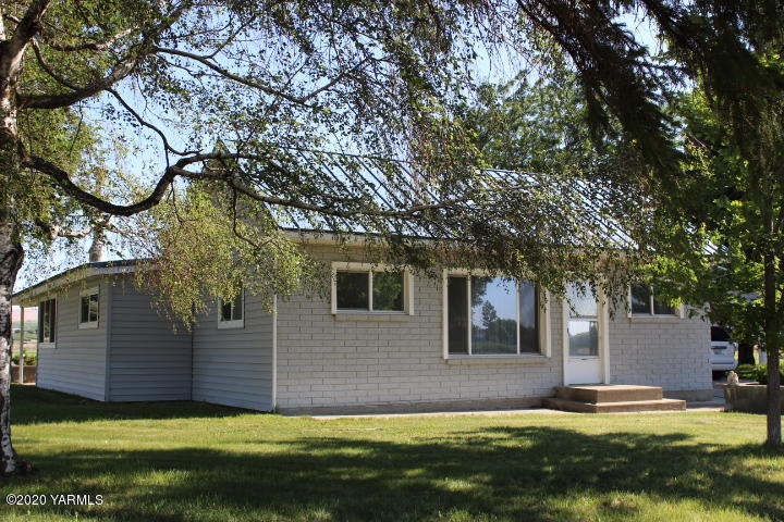2422 Blaine Road Zillah, WA 98953 - Photo 1 of 39 a view of a house with a yard