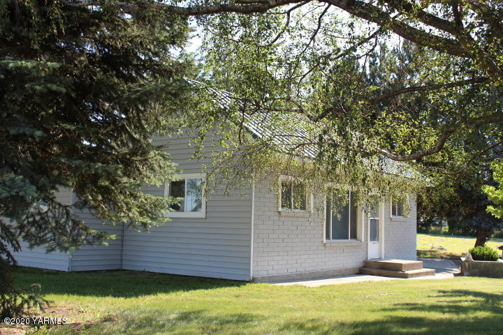 2422 Blaine Road Zillah, WA 98953 - Photo 2 of 39 a view of a house with a yard