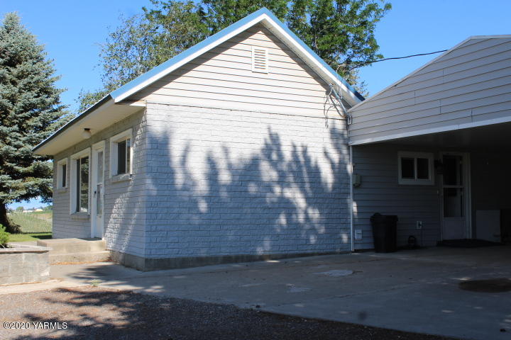 2422 Blaine Road Zillah, WA 98953 - Photo 11 of 39 a view of a house with a yard