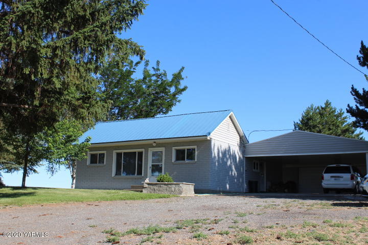 2422 Blaine Road Zillah, WA 98953 - Photo 12 of 39 a front view of a house with a yard and garage