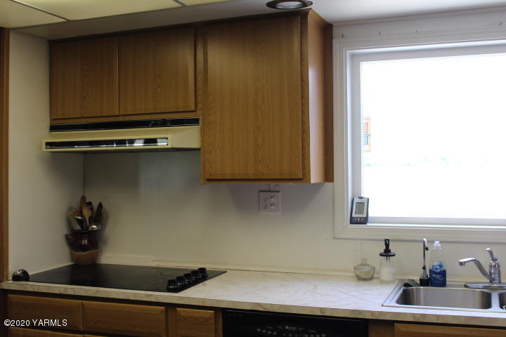 2422 Blaine Road Zillah, WA 98953 - Photo 14 of 39 a room with a sink and cabinets