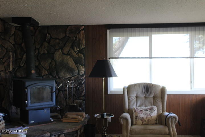 2422 Blaine Road Zillah, WA 98953 - Photo 17 of 39 a living room with furniture and a window