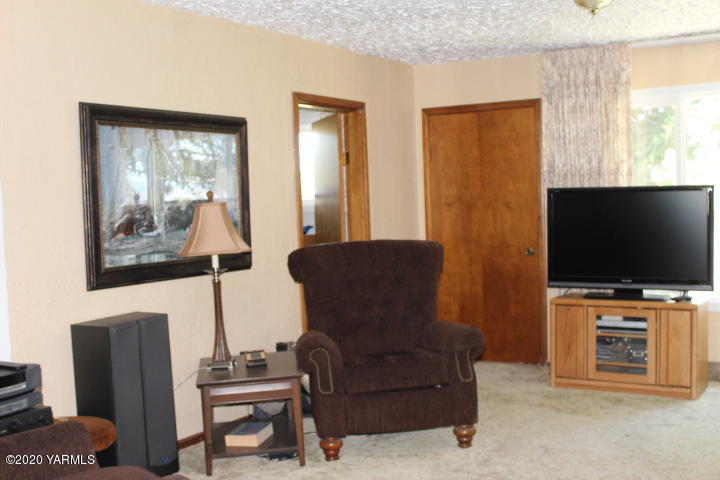 2422 Blaine Road Zillah, WA 98953 - Photo 18 of 39 a living room with furniture and a flat screen tv