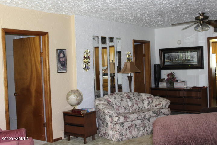 2422 Blaine Road Zillah, WA 98953 - Photo 20 of 39 a living room with furniture and a flat screen tv