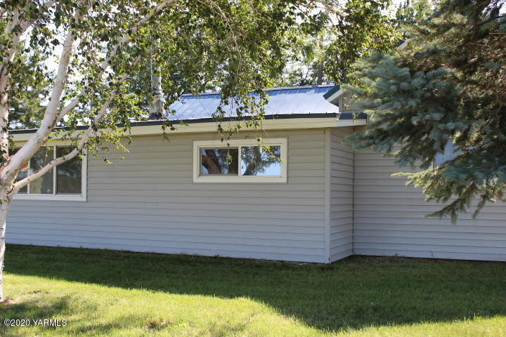 2422 Blaine Road Zillah, WA 98953 - Photo 3 of 39 a view of a house with a yard