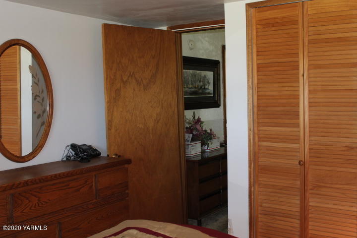 2422 Blaine Road Zillah, WA 98953 - Photo 22 of 39 a bathroom with a sink and a mirror