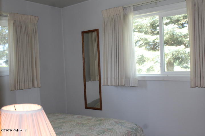 2422 Blaine Road Zillah, WA 98953 - Photo 24 of 39 a bedroom with a bed and a window