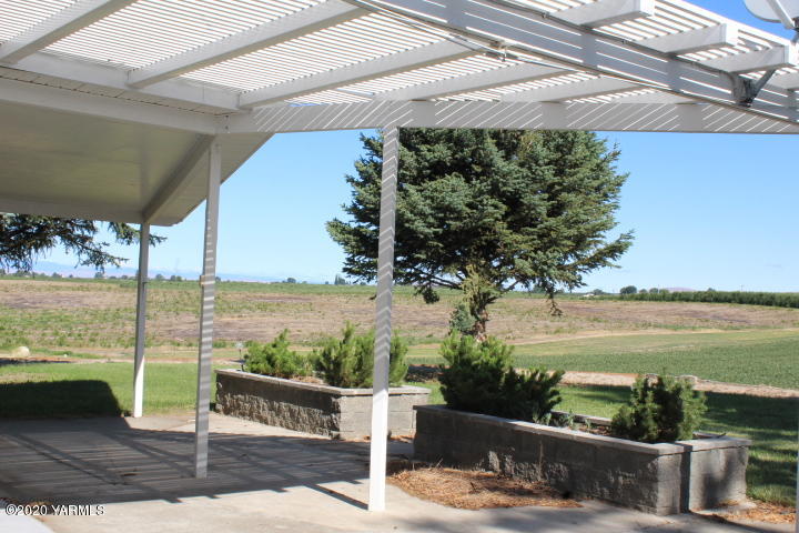 2422 Blaine Road Zillah, WA 98953 - Photo 25 of 39 a view of a swimming pool with an outdoor seating and a yard