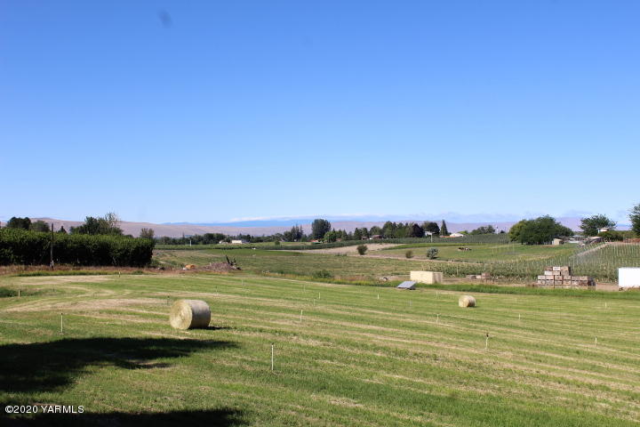 2422 Blaine Road Zillah, WA 98953 - Photo 27 of 39 a view of a lake with houses in the back