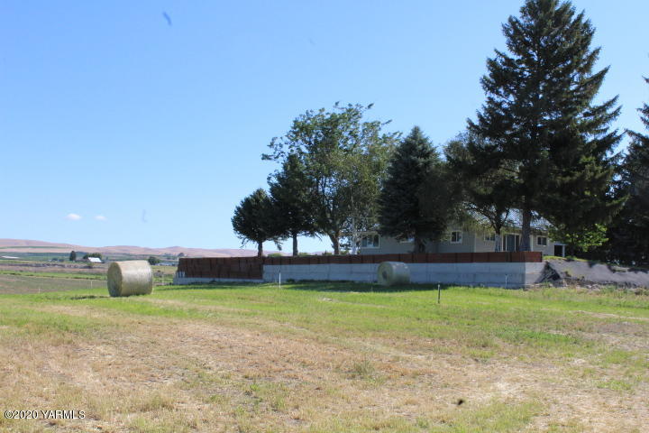 2422 Blaine Road Zillah, WA 98953 - Photo 29 of 39 a view of a house with a yard