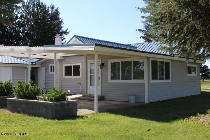 2422 Blaine Road Zillah, WA 98953 - Photo 4 of 39 a view of a house with a yard and plants