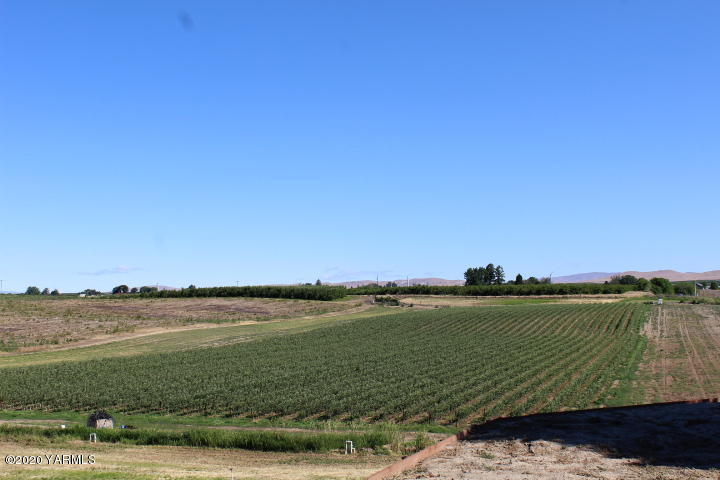 2422 Blaine Road Zillah, WA 98953 - Photo 31 of 39 a view of a lake from a yard