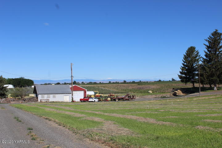 2422 Blaine Road Zillah, WA 98953 - Photo 34 of 39 a view of a garden with an ocean