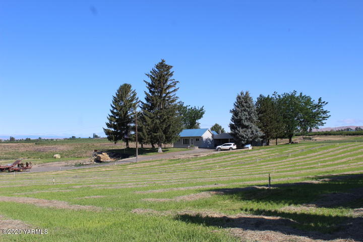 2422 Blaine Road Zillah, WA 98953 - Photo 35 of 39 a view of a lake with a big yard