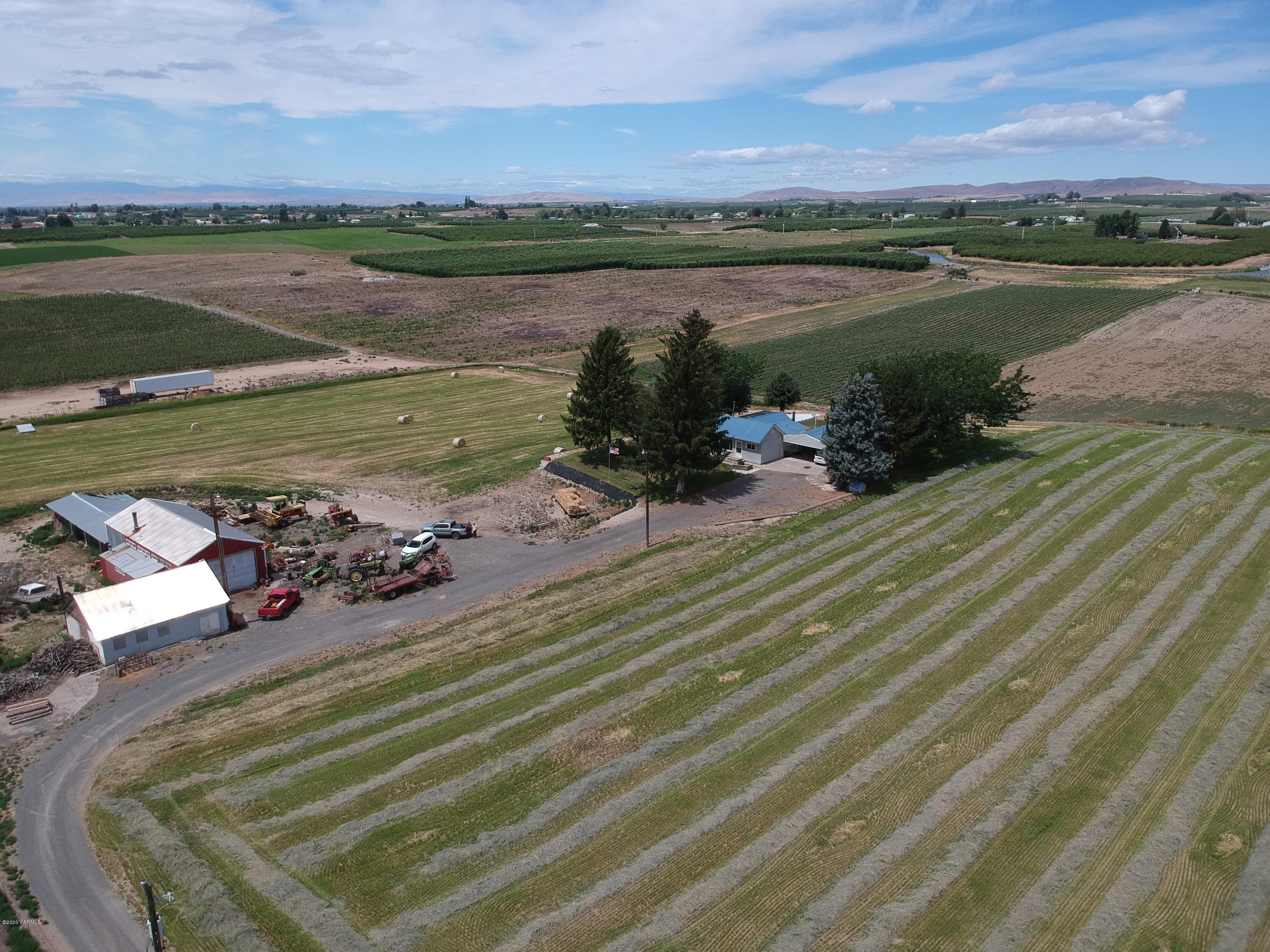 2422 Blaine Road Zillah, WA 98953 - Photo 39 of 39 a view of a lake with a table and chairs