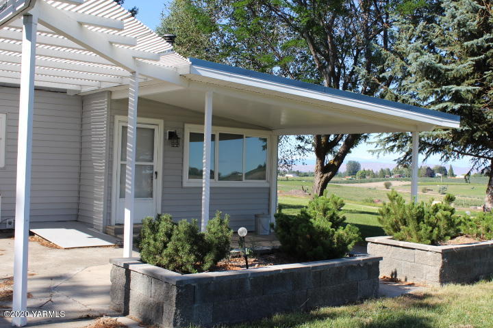 2422 Blaine Road Zillah, WA 98953 - Photo 6 of 39 a view of a backyard with plants