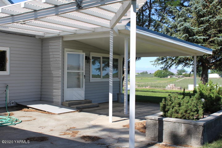 2422 Blaine Road Zillah, WA 98953 - Photo 7 of 39 a outdoor view of a building
