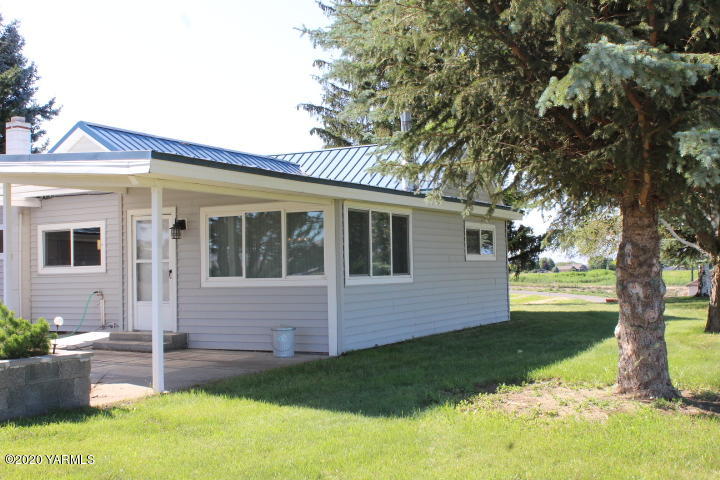 2422 Blaine Road Zillah, WA 98953 - Photo 8 of 39 a front view of a house with garden