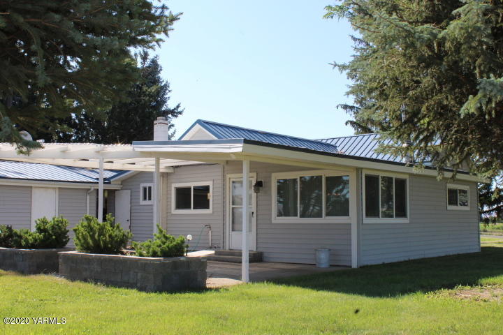 2422 Blaine Road Zillah, WA 98953 - Photo 9 of 39 a front view of a house with a garden