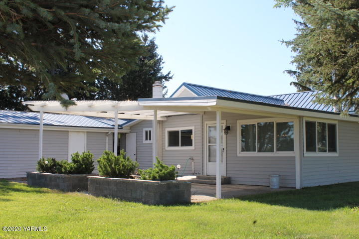 2422 Blaine Road Zillah, WA 98953 - Photo 10 of 39 a front view of a house with a garden