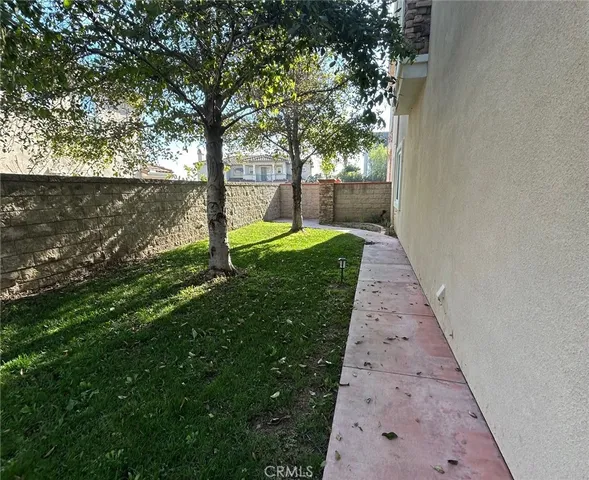 a view of back yard of the house