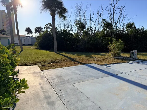 a view of a backyard of the house