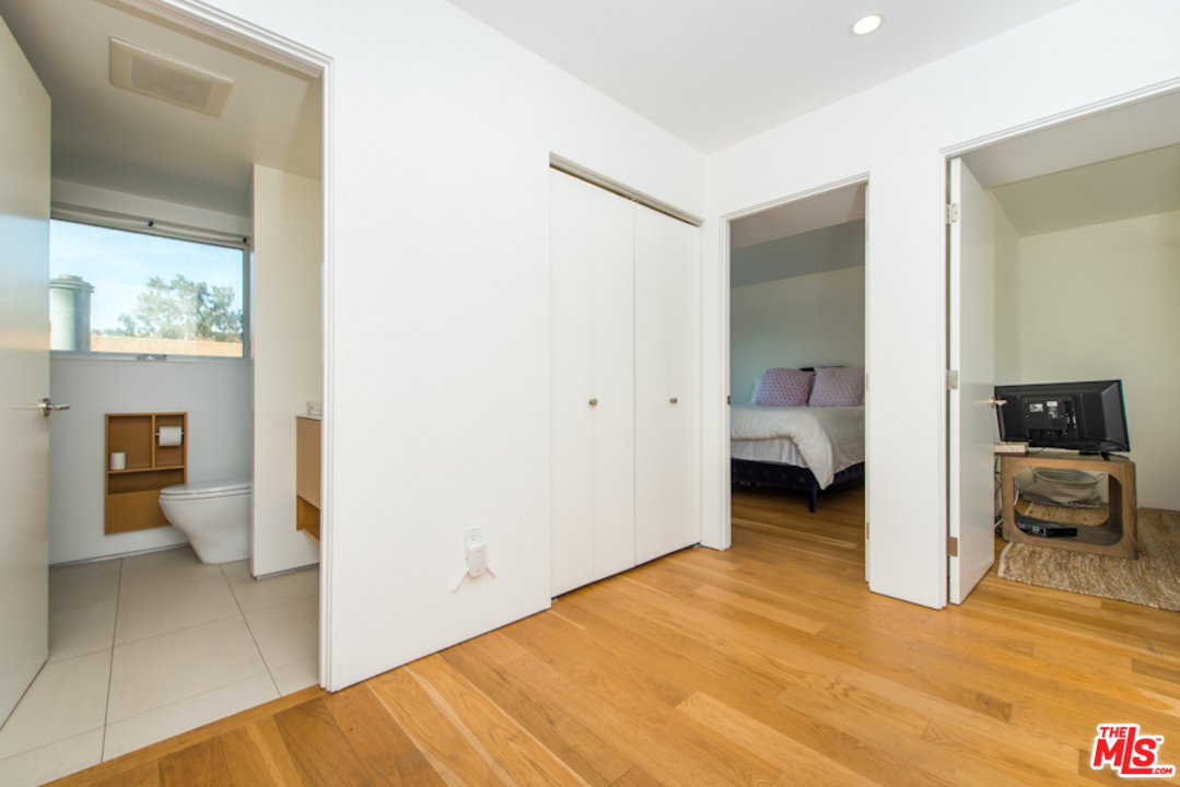 338 Rennie Avenue, Unit B Venice, CA 90291 - Photo 17 of 31