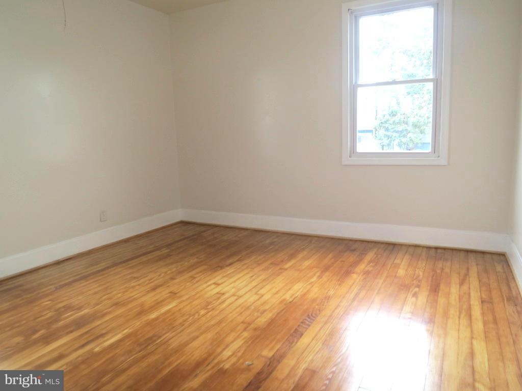 7107 North Point Road Baltimore, MD 21219 - Photo 13 of 16 Bedroom