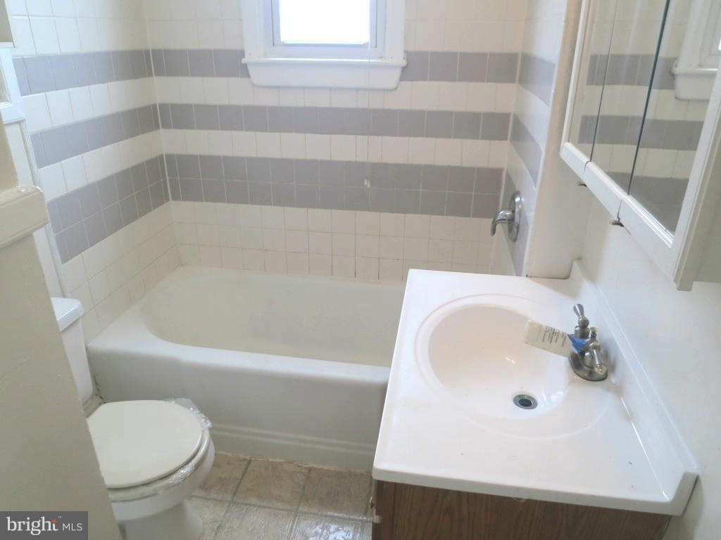 7107 North Point Road Baltimore, MD 21219 - Photo 14 of 16 Bath
