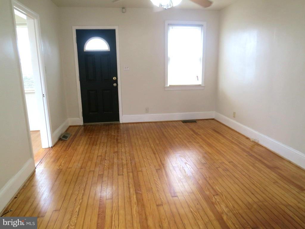 7107 North Point Road Baltimore, MD 21219 - Photo 5 of 16 Living Room