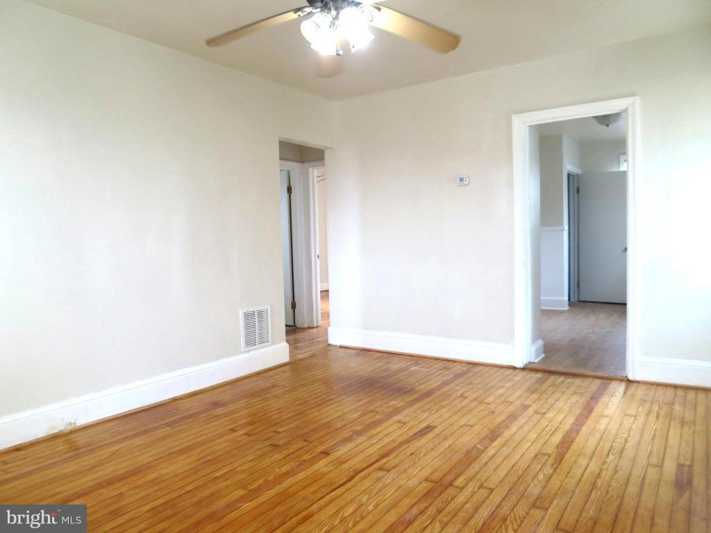 7107 North Point Road Baltimore, MD 21219 - Photo 6 of 16 Living Room
